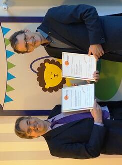 Groß ist die Freude bei den beiden Chefärzten der Kinderkliniken im Gesundheitsverbund, Prof. Andreas Trotter (Singen, li) und Prof Peter Gessler (Konstanz, re), dass ihre Kliniken erneut ihre ausgezeichnete Qualität bescheinigt bekommen haben. Bild: Merk