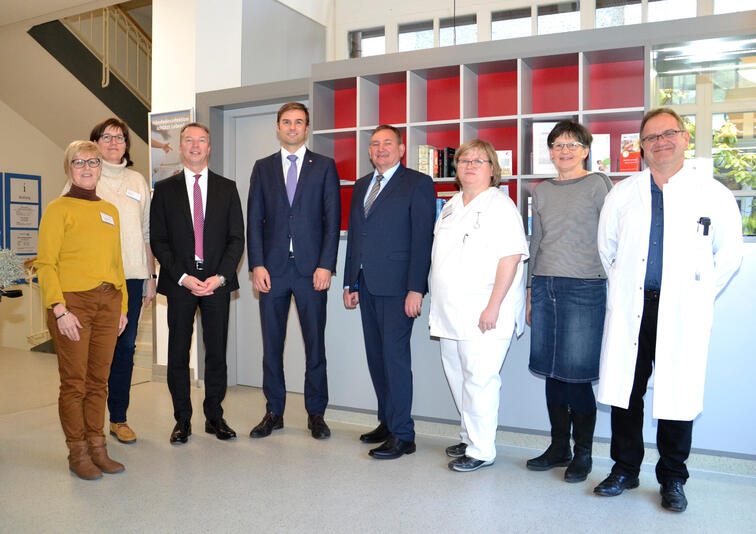 Rundgang mit dem neuen Landrat und dem neuen Vorsitzenden der Geschäftsführung des GLKN im Stühlinger Krankenhaus (v.l.n.r.): Margot Etspüler-Kaiser (Aufnahme, Sozialdienst), Pflegedienstleiterin Bettina Hock, Vorsitzender Geschäftsführer Bernd Sieber, Landrat Zeno Danner, Geschäftsführer Peter Fischer, Stationsleiterin Regina Grüninger, Gabriele Würth vom Pflegedienst und Chefarzt Dr. Christian Saurer. Bild: aj 