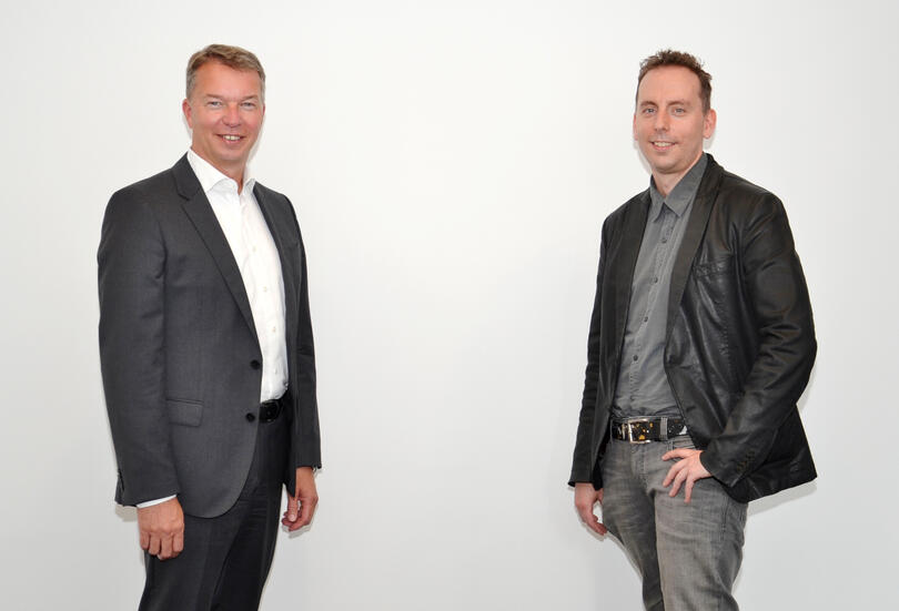 Bernd Sieber, Vorsitzender der Geschäftsführung des Gesundheitsverbunds, (links im Bild) freut sich, dass Dr. Stefan Bushuven der neuen  Chefarztes des Instituts für Krankenhaushygiene und Infektionsprävention des GLKN ist. Bild: Jagode