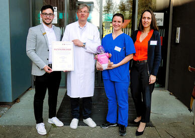 V.l.: Berat Ahmetoglu (Cano), Chefarzt Prof. Dr. med. Andreas Trotter, Dr. med. Noemi Kuld und Rebecca Sellmann (Kfm. Direktorin HBK). Bild: GLKN.